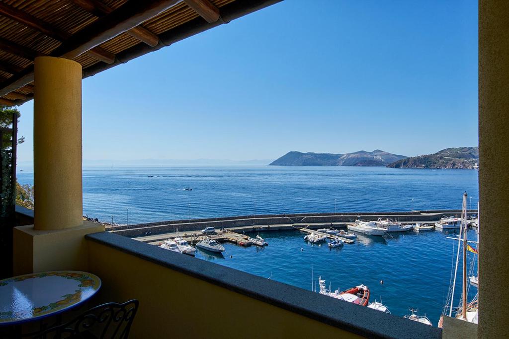 Hotel A Pinnata — Hotel 4 stelle affacciato sulla Baia di Pignataro. Vista su Vulcano e Castello.